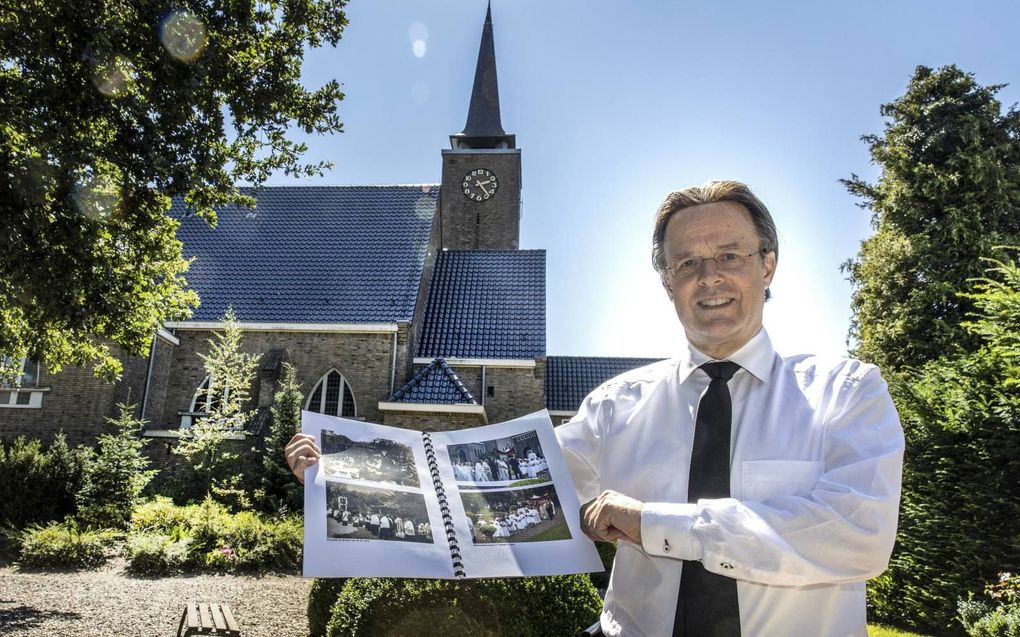 Burgemeester Eddy Bilder van de gemeente Zwartewaterland, woensdag bij het pad: „Bedevaart heeft ook te maken met langeafstandwandelen. Dat is heden ten dage steeds populairder aan het worden en het draagt bij aan bezinning.” beeld RD, Henk Visscher