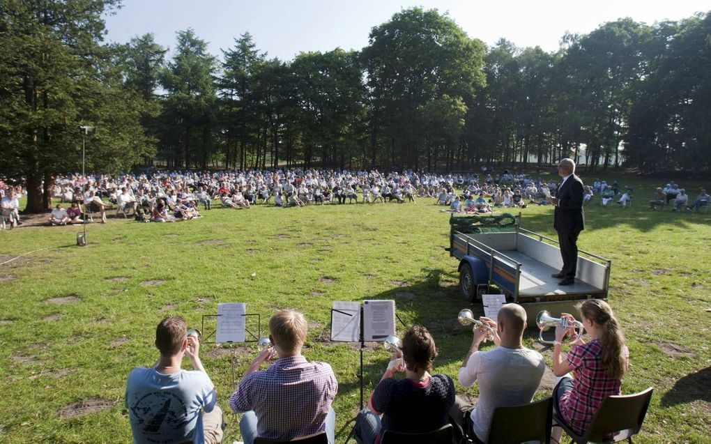 Kerken houden vanwege de coronamaatregelen vaker een dienst in de buitenlucht. Archieffoto: buitendienst van de hervormde gemeente van Ede op Tweede Pinksterdag 2012 op de Ginkelse hei. beeld Herman Stöver