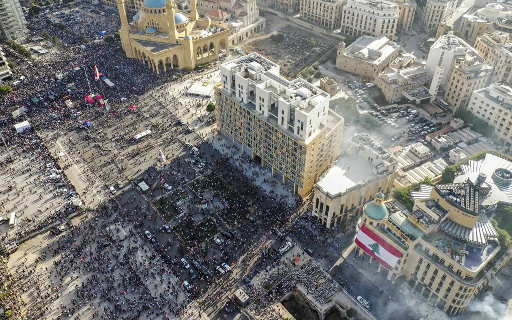 Een luchtfoto van een demonstratie zaterdag in het centrum van Beiroet tegen het politiek leiderschap van Libanon. beeld AFP