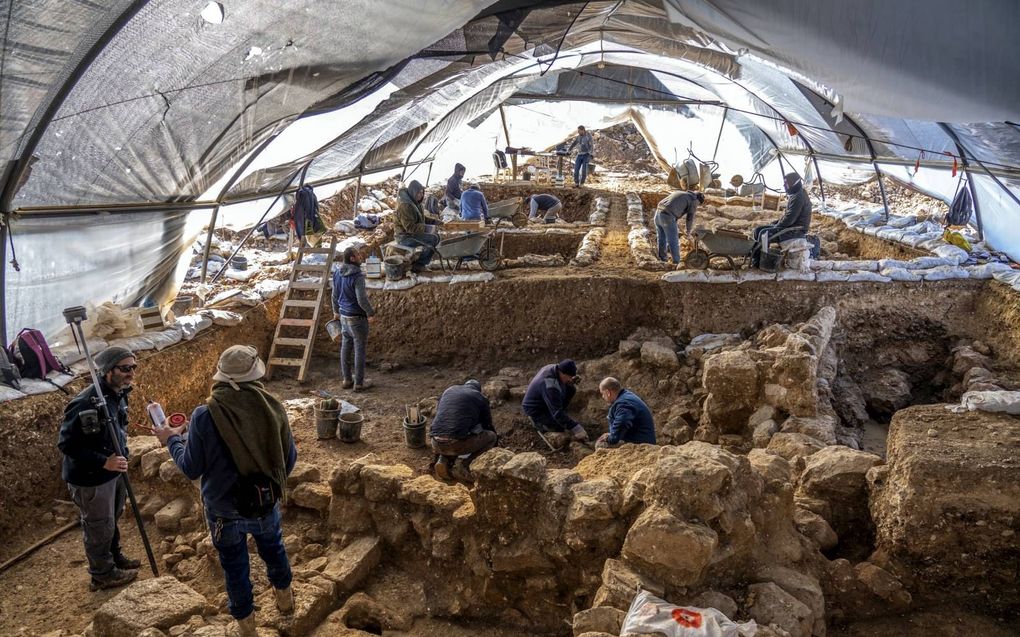 Archeologen hebben in de wijk Arnona in het zuiden van Jeruzalem een groot gebouw uit de tijd van de Judese koningen Hizkia en Manasse opgegraven. Ze vonden onder meer handvatten van kruiken en kleifiguren van vrouwen en dieren. beeld Israëlische Oudheidk