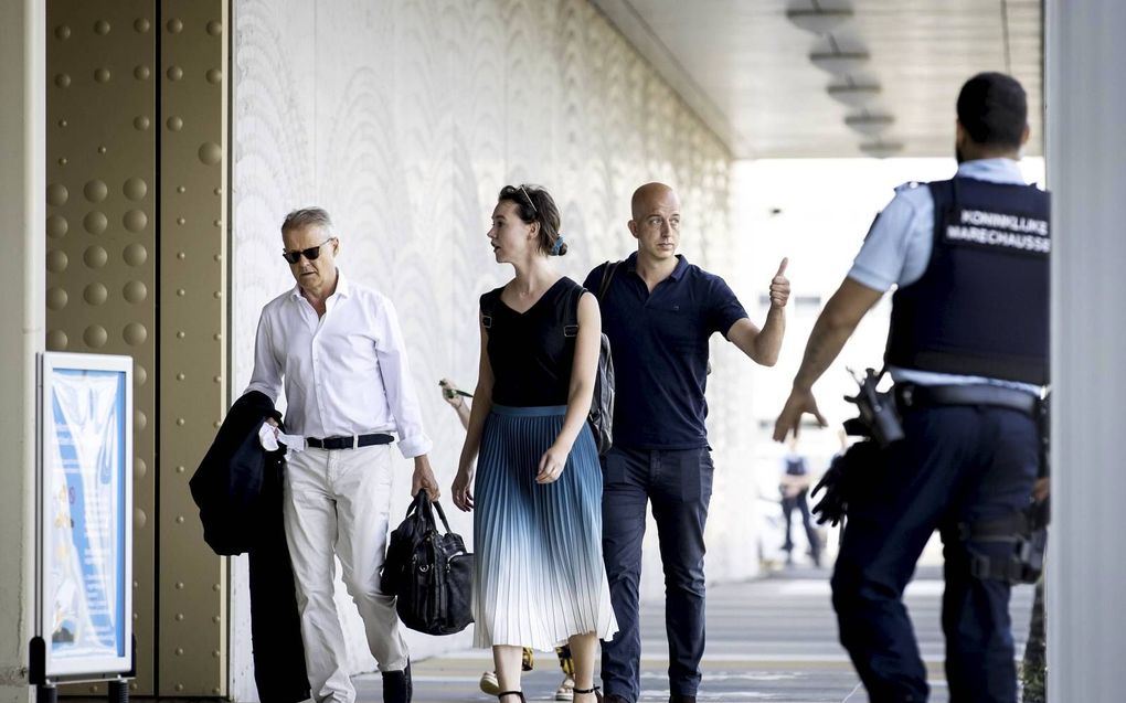 Justitie nam afgelopen dagen diverse advocaten in het Marengoproces op de korrel. Ze zouden criminelen voorzien van geheime informatie. De raadslieden ontkennen dat. Foto: enkele advocaten in het proces arriveerden dinsdag bij de extra beveiligde rechtban