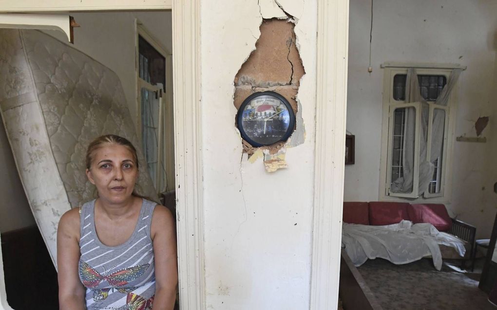 Deputaten diaconaat van de Christelijke Gereformeerde Kerken gaan noodhulp verlenen aan Libanon. Foto: een Libanese vrouw in haar beschadigde appartement. beeld AFP