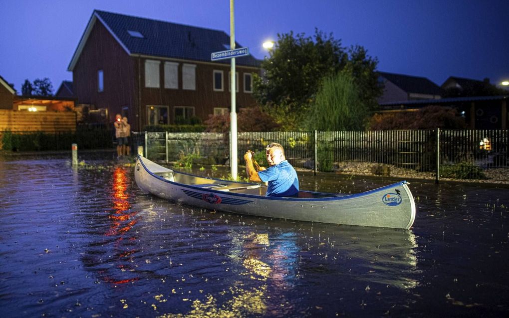 Het Gelderse dorp Wezep kreeg donderdagavond te maken met een flinke regenbui; er viel zo’n 47 millimeter regen. Overal liepen straten onder en veel woningen en bedrijfspanden hebben wateroverlast. beeld News United / Stefan Verkerk