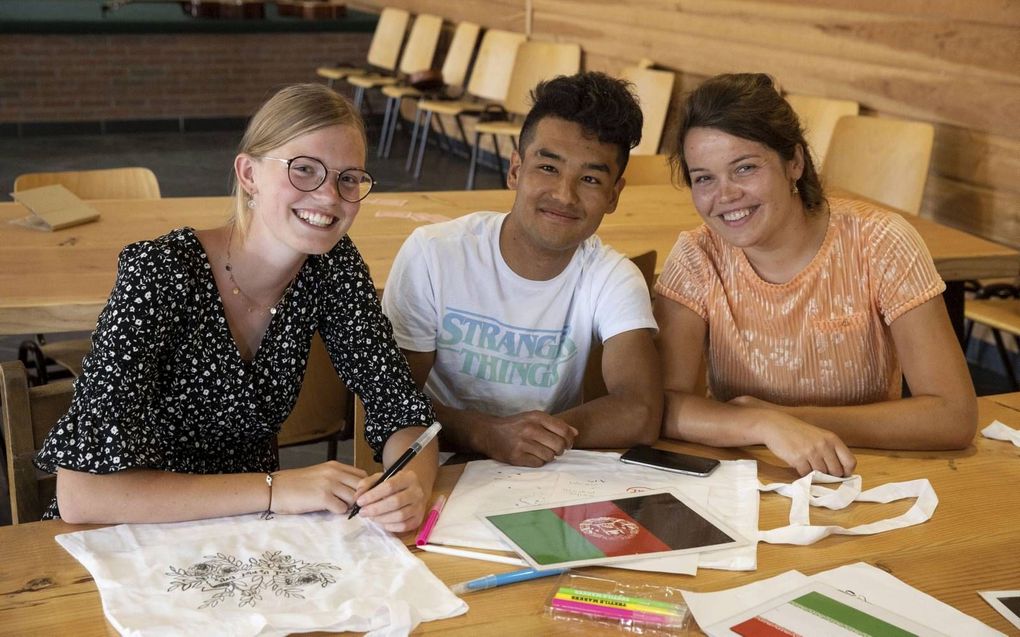 Akbar (m.) ontmoette op het kamp Heleen Baan (r.) die hij in 2018 op Lesbos tegenkwam. beeld RD, Anton Dommerholt