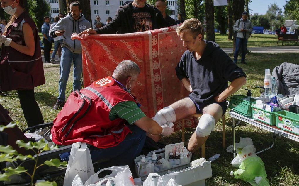 Artsen behandelen een man in Wit-Rusland die naar verluidt zou zijn gemarteld en geslagen door de politie. De afgelopen dagen dook de ene na de andere video op met Wit-Russen die slachtoffer zijn van het geweld dat Loekasjenko gebruikt tegen zijn eigen be