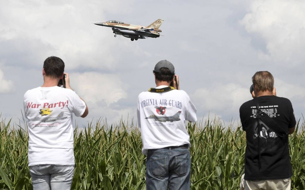 Een historische mijlpaal. Een Israëlische F-16 landt op Duitse bodem. Israël en Duitsland voeren samen een herdenkingvlucht uit over voormalig concentratiekamp Dachau.  beeld Robert Pfeil