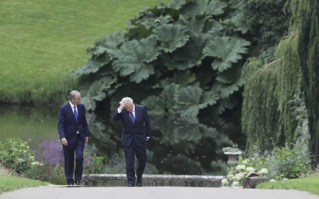 De Britse premier Boris Johnson (r.) in gesprek met de premier van Ierland, Micheal Martin (l.). beeld AFP, Brian Lawless
