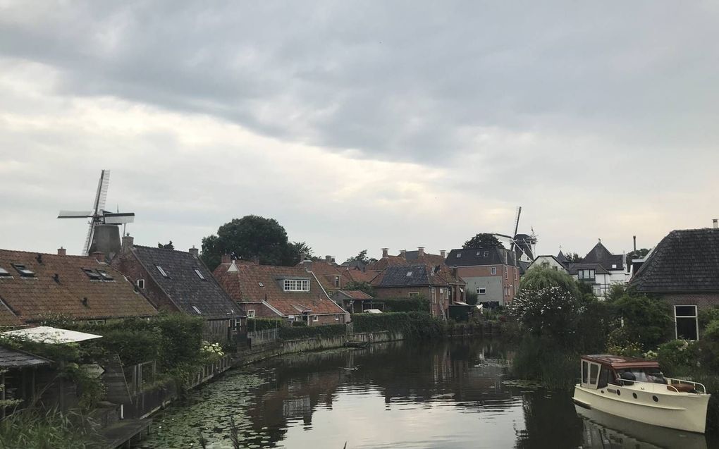 Het Groningse Winsum is verkozen tot mooiste dorp van Nederland. De ANWB-jury roemt de „twee molens en dat schitterende Winsumerdiep, een blauwe ader door de bebouwing.”  beeld RD