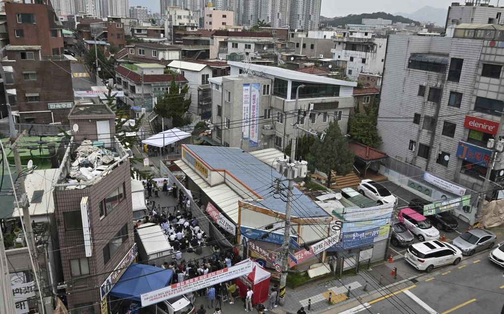 Op de voorgrond de Sarang Jeil-kerk in Seoul, deze week. beeld EPA, Jung Yeon-je