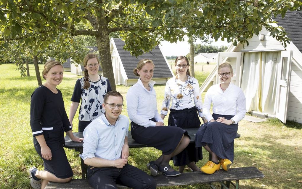 De familie Herweijer op hun vakantieadres in Maasbommel. V.l.n.r.: Evelien, Jannet, Hendrik, Ingrid, Machteld en Corrie. Op de foto ontbreekt Anja beeld RD, Anton Dommerholt