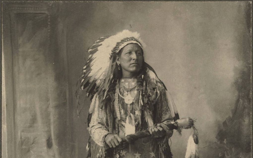 Een hoofdman van de Arapaho-indianen. beeld Boston Public Library