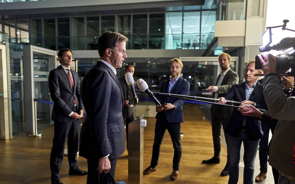 Premier Rutte en minister Hoekstra van Financiën na afloop van een extra coalitieoverleg over het nieuwe steunpakket voor bedrijven. beeld ANP, Phil Nijhuis