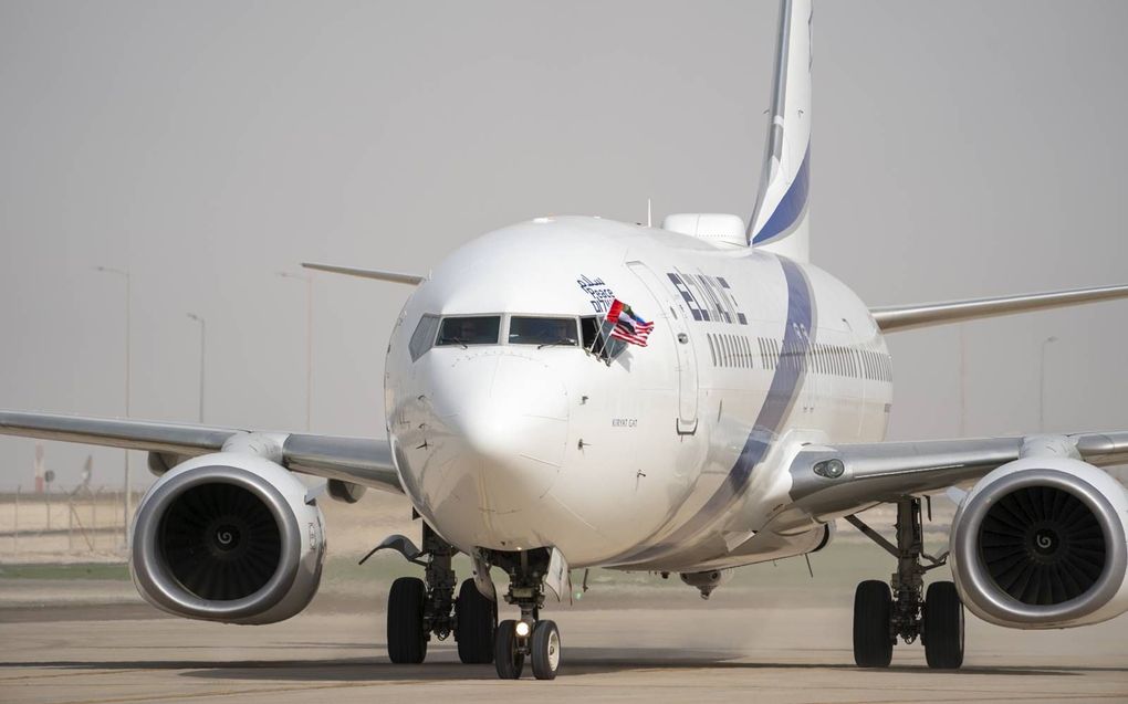 Een Israëlische Boeing zet voor het eerst z’n wielen aan de grond in de Verenigde Arabische Emiraten. Op de romp van het El Al-toestel staat vrede. In het Arabisch, Engels en Hebreeuws. beeld EPA, Mohamed al Hammadi