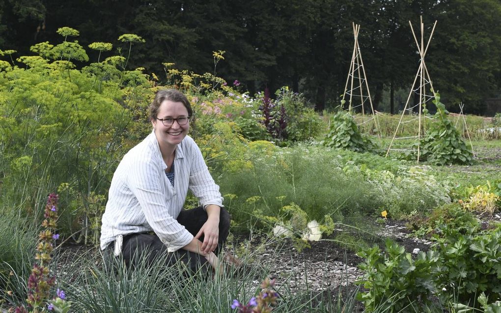 Simone Visser in de moestuin van kasteel De Haar, een van de traditionele moestuinen die in de oude luister moet worden hersteld. „Wisselteelt voorkomt uitputting van de bodem.” beeld Theo Haerkens