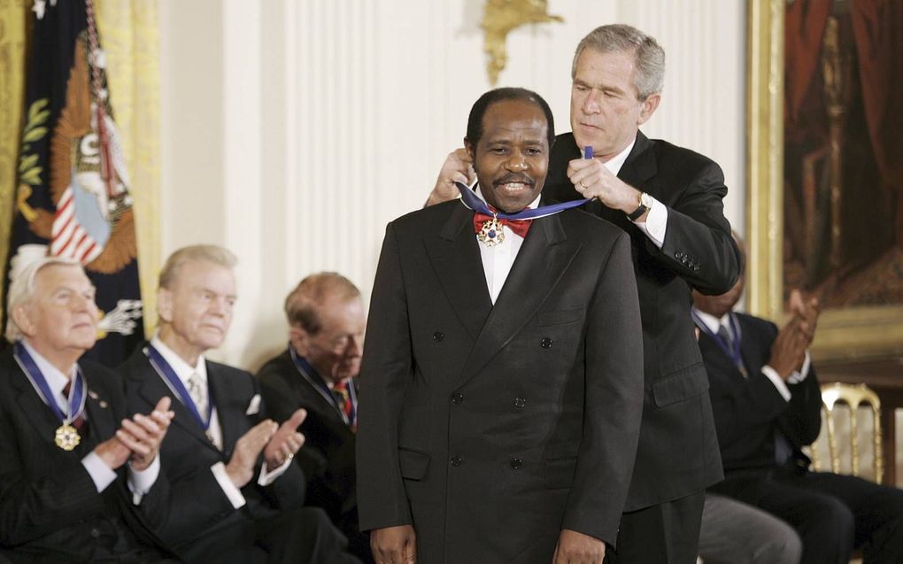 Paul Rusesabagina ontving in 2005 de prestigieuze Amerikaanse Presidential Medal of Freedom uit handen van president George W. Bush. beeld EPA, Shawn Thew