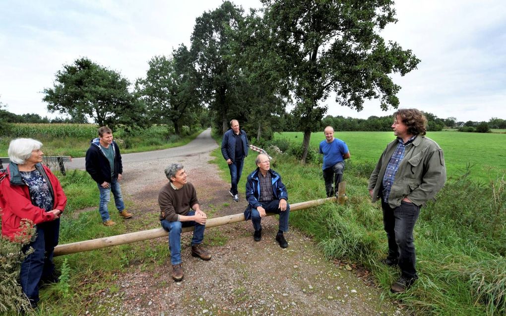 De kern van burgerinitiatiefgroep De Warren Natuurlijk Groen: van links naar rechts: Elma van Lier, Eelco Geerligs, Jan Geert van Diepen, Eddy Westra, Theo Claassen, Harm Hooiveld en Simon Meinema. beeld Marchje Andringa