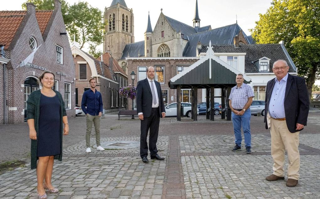 De coronapandemie trok diepe sporen in de hervormde gemeente van Tholen. Vanaf zondag 15 maart bleven de deuren van de Grote Kerk (op de achtergrond) in het Zeeuwse stadje langere tijd dicht. V. l.n.r.: Eveline Benjert-Geluk, Aart-Jan van Elsäcker, ds. W.