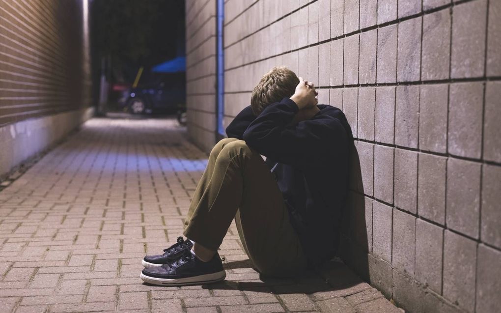 „Tegen de tijd dat jongeren bij gemeenten op de stoep staan voor een uitzondering, is er vaak al sprake van ernstige schulden, dakloosheid of allebei.” beeld iStock