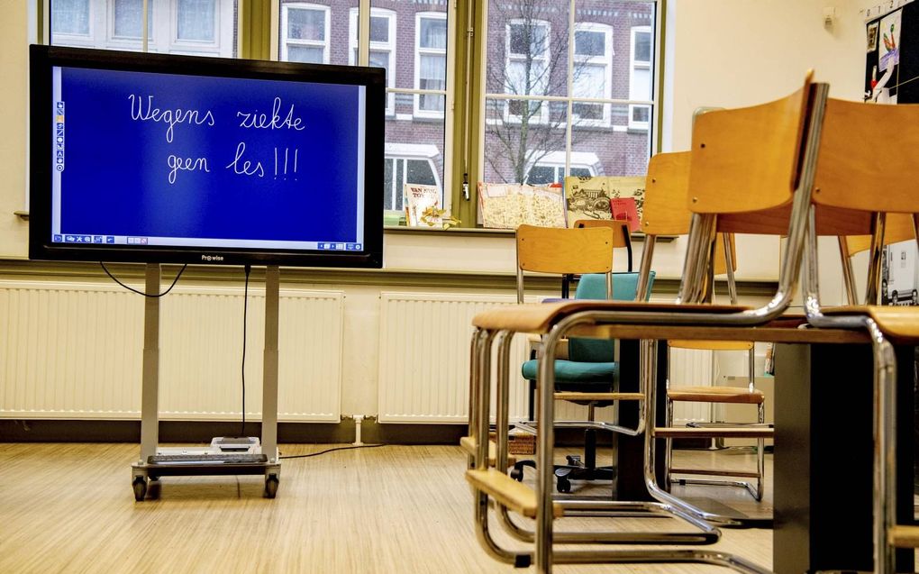 Leerkrachten die zich laten testen zijn enkele dagen uit de running. Dat brengt scholen in de problemen. beeld ANP, Robin Utrecht