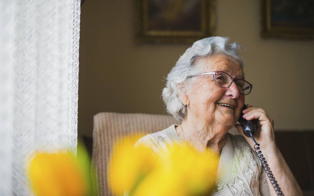 Met de Zomerbellijn speelt seniorenorganisatie KBO-PCOB in op signalen van leden die verwachten meer last van eenzaamheid en somberheid te hebben. beeld iStock
