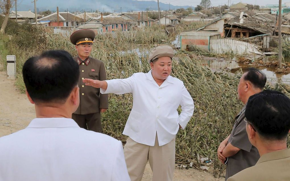 De Noord-Koreaanse leider Kim Jong-un (m.) bezocht vorige week de door een tyfoon getroffen provincie South Hamgyong. beeld AFP
