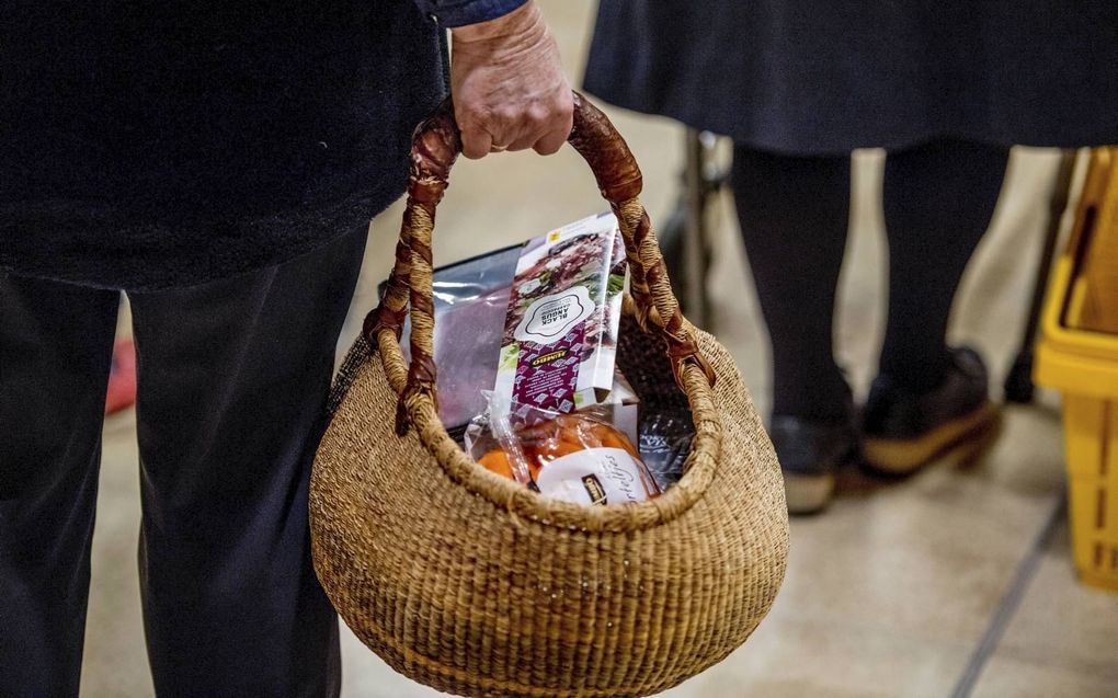 Een mand vol met wekelijkse boodschappen kost nu meer dan tien jaar geleden. Dat is inflatie. Als die prijsstijging niet te groot is, is het een teken van een gezonde economie. Door corona is de inflatie Europabreed omgeslagen in deflatie. En dat is juist
