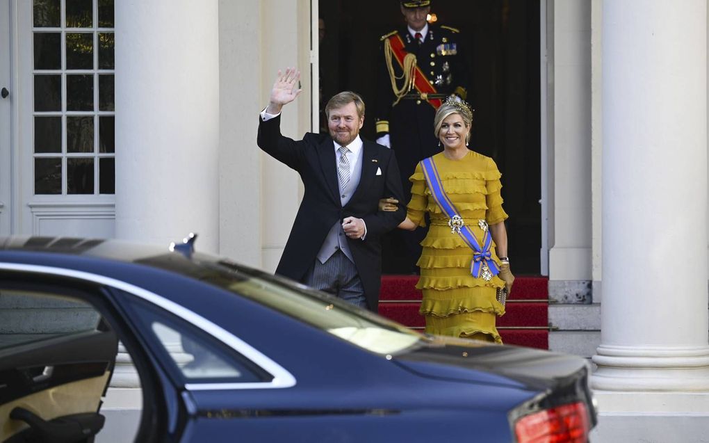 DEN HAAG. Koning Willem-Alexander en koningin Maxima vertrekken van Paleis Noordeinde naar de Grote Kerk. Vanwege de coronacrisis zag Prinsjesdag er anders uit dan normaal. Veel ceremoniële onderdelen gingen niet door.  beeld, ANP POOL ROYAL IMAGES Frank 