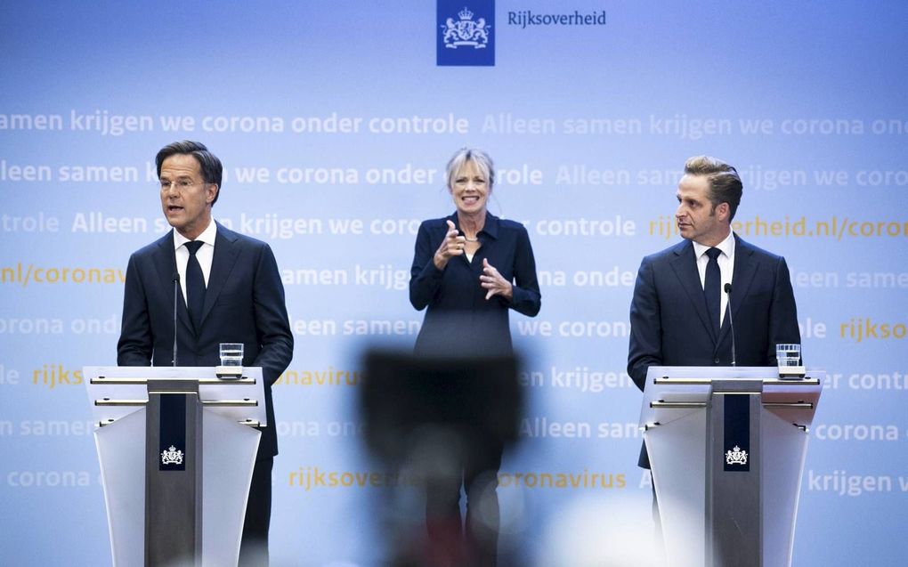 Premier Rutte en minister De Jonge gaven vrijdagavond een persconferentie. In zes veiligheidsregio’s gaan vanaf zondagavond strengere regels gelden in de horeca en voor bijeenkomsten. Voor kerken en moskeeën verandert er niets. beeld ANP, Remko de Waal