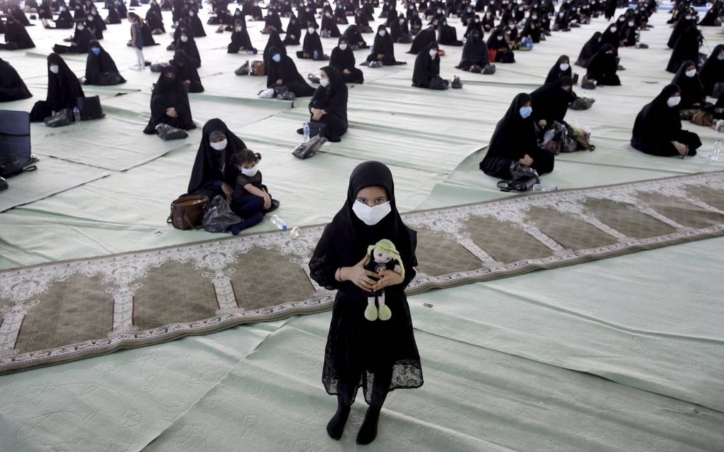 Iraanse sjiitische vrouwen tijdens een islamitische herdenkingsdag eind augustus. De Iraanse overheid tekent het land als een vrijwel volledig sjiitische natie, maar van dat beeld klopt weinig, stellen onderzoekers. beeld EPA, Abedin Taherkenareh