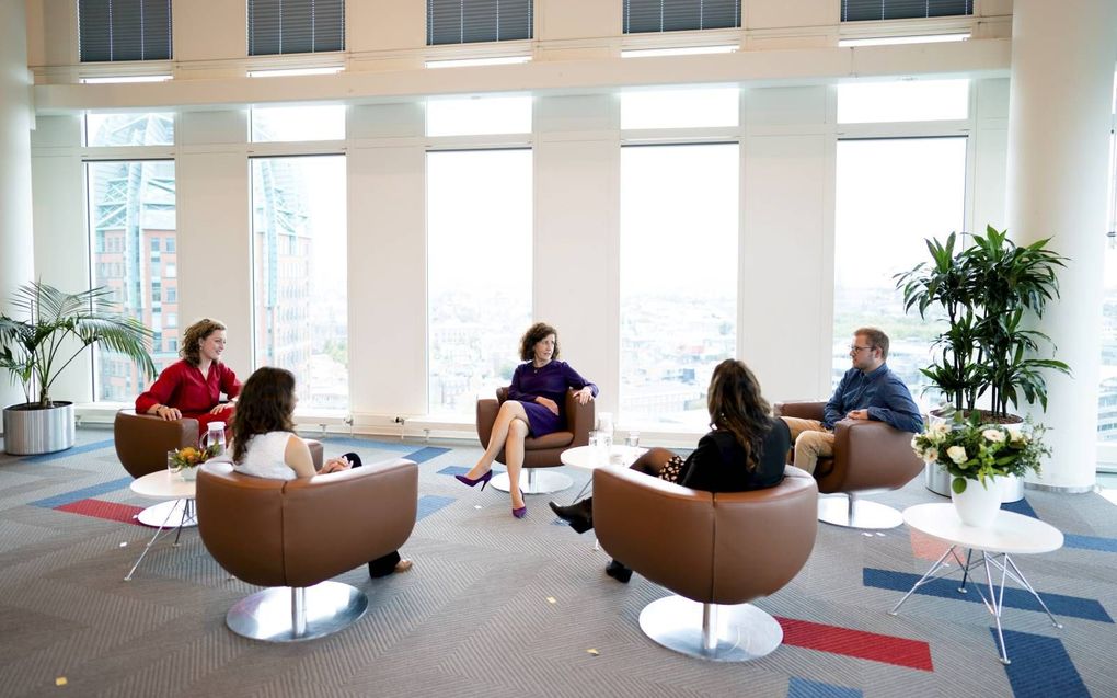 Minister Van Engelshoven (Onderwijs) ging woensdagmiddag in gesprek met haar oude en nieuwe onderwijsbuddy’s. Links op de foto Lisa van Gaalen, een van de twee eerste buddy’s van de bewindspersoon. beeld ANP, Bart Maat