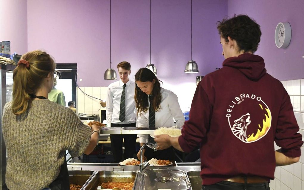 Wageningse eerstejaars gebruiken de maaltijd bij studentenvereniging SSR-Wageningen. Wageningen trekt relatief veel buitenlandse studenten.  beeld ANP, Piroschka van de Wouw