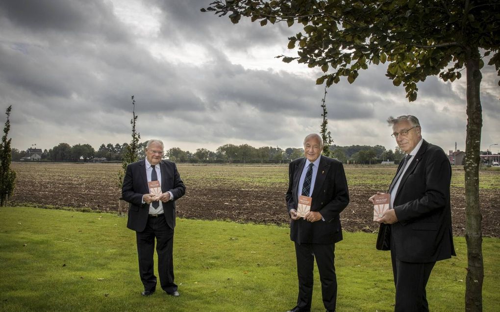 Boekpresentatie in Echteld. V.l.n.r.: M. Timmermans, dr. C. R. van den Berg, F. N. Snoek. beeld RD, Henk Visscher