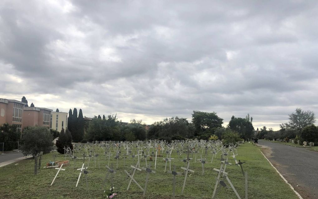 Op deze begraafplaats in Rome liggen de geaborteerde resten van ongeboren levens. De naam van de moeder staat op het kruis. beeld Ewout Kieckens