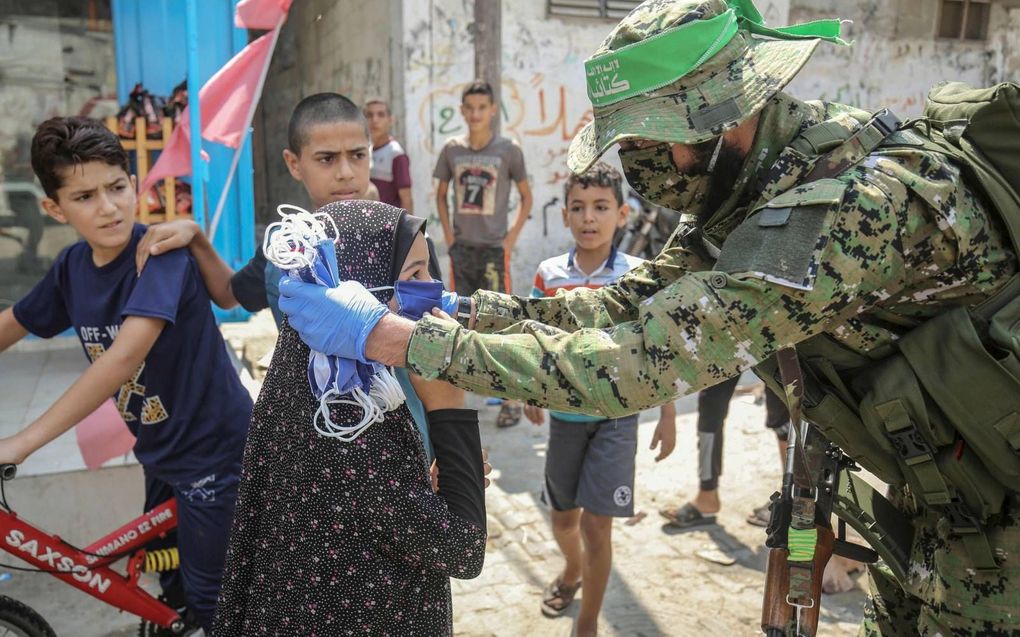 Mondkapjes uitdelen in de Gazastrook. beeld AFP, Said Khatib