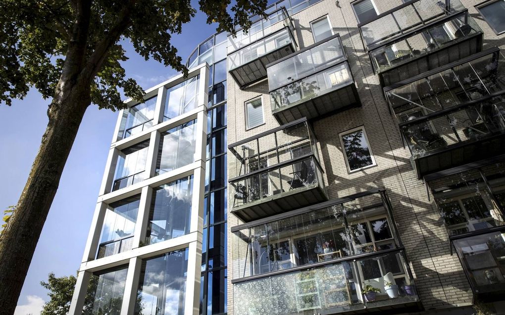 Zitjes en planten staan in de glazen erkers die aan het voormalige kantoorpand Geinzicht in Nieuwegein zijn bevestigd. In het gebouw zijn appartementen gemaakt. beeld RD, Henk Visscher