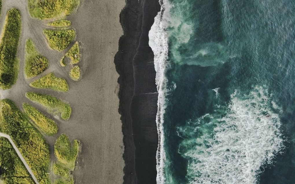 Vervuild water bij het strand van Chalaktyrski op het Russische schiereiland Kamtsjatka. Het is vooralsnog onduidelijk wat de oorzaak van de ramp is en wat de omvang is. beeld Instagram, Maxim Ionov