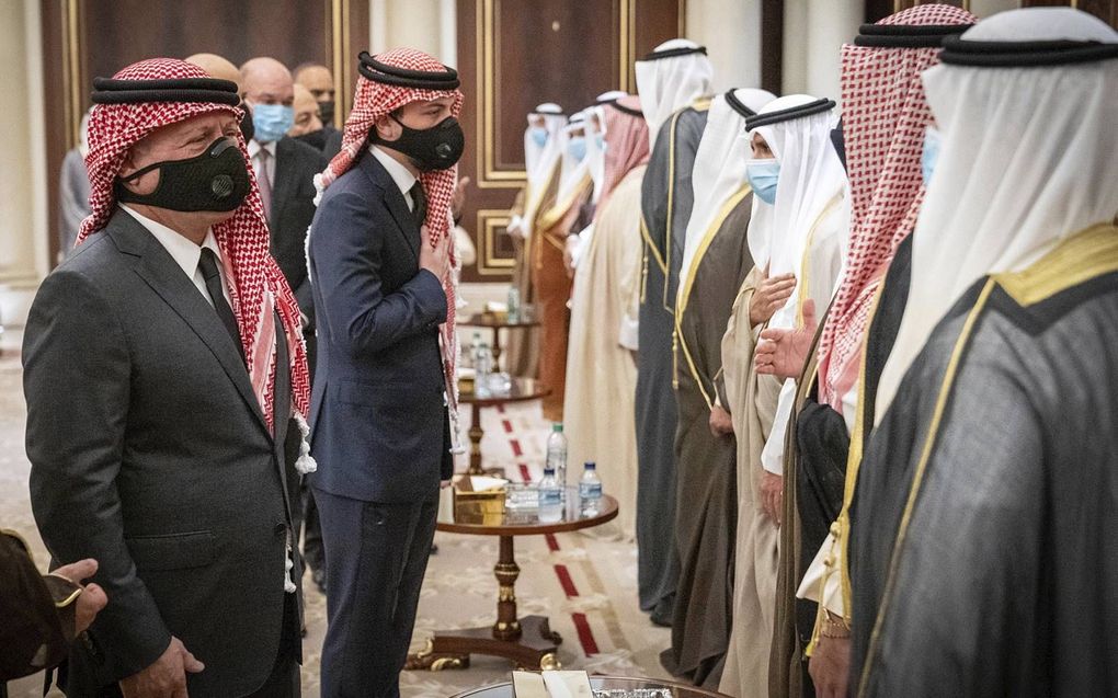 De Jordaanse koning Abdullah (l.) condoleert de familie van de onlangs overleden emir Sabah van Koeweit. beeld AFP, Yousef Allan