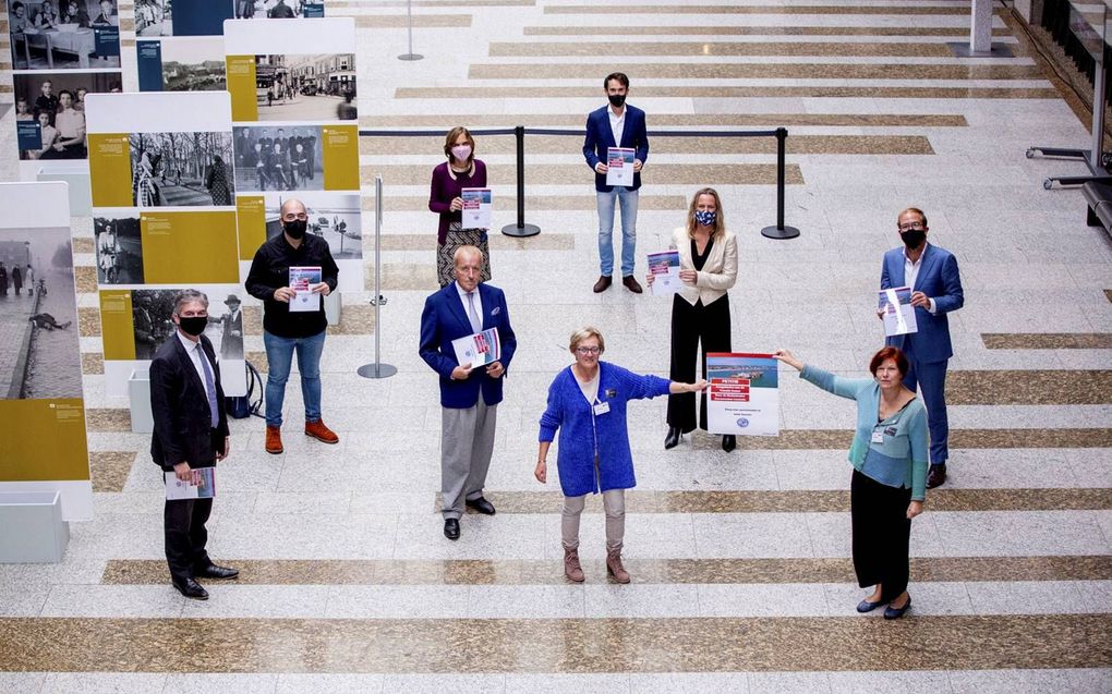 De petitie voor zeemanshuizen werd dinsdag overhandigd aan de vaste commissie voor Sociale Zaken en Werkgelegenheid van de Tweede Kamer. beeld RD