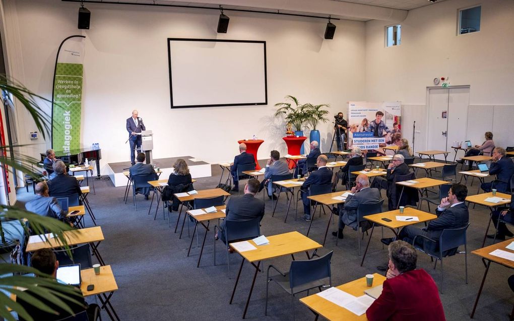 Door de coronamaatregelen kon slechts een beperkt aantal personen het symposium vanuit het gebouw van Driestar educatief volgen. De overige belangstellenden hadden toegang tot een livestreamverbinding. beeld Cees van der Wal