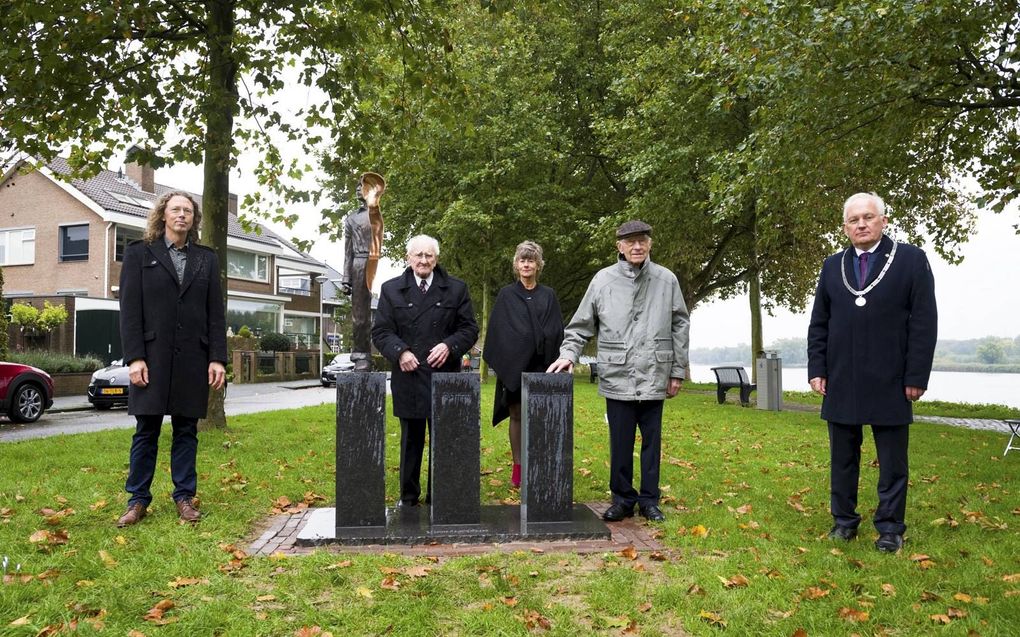 De onthulling van het monument voor de Merwedegijzelaars in Sliedrecht. In het midden Anja van der Starre. beeld Richard van Hoek