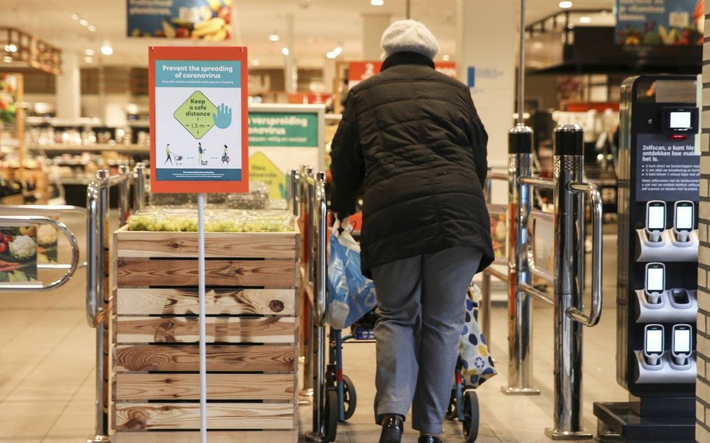 Het kabinet heeft deze week besloten supermarkten te verplichten een ouderenuurtje in te voeren. Tijdens dit uur zijn alleen ouderen en kwetsbaren welkom, om hen veilig boodschappen te laten doen en drukke mensenmassa's te vermijden. beeld ANP, Pieter Sta