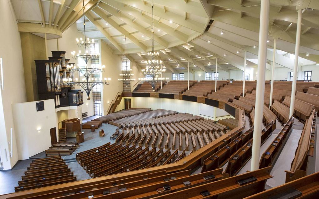 In een kerk met een groot aantal zitplaatsen kun je heel wat gezinnen op een afstand van anderhalve meter bergen. Foto: interieur van kerkgebouw De Hoeksteen van de gereformeerde gemeente in Nederland te Barneveld. beeld RD, Anton Dommerholt