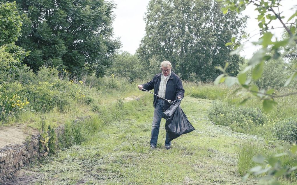 Bezoekers van natuurgebieden laten enorm veel rommel achter, zeggen toezichthouders. Het aantal bezoekers is afgelopen zomer flink gestegen. Vrijwilligers helpen vaak zwerfafval op te ruimen. beeld Sjaak Verboom