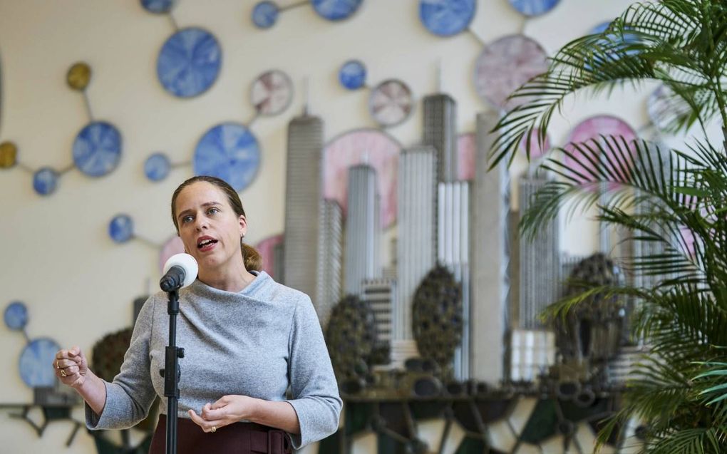 Minister Carola Schouten van Landbouw, Natuur en Voedselkwaliteit geeft een toelichting op het wetsvoorstel, waarin zij haar aanpak van de stikstofcrisis heeft uitgewerkt. Er komt onder meer een gedeeltelijke vrijstelling van de vergunningsplicht voor de 