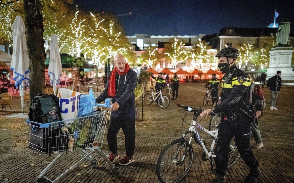 Spreek overtreders van coronaregels bij voorkeur persoonlijk aan. En een beetje relaxed. Privacy-expert de Winter  heeft moeite met kliklijnen van gemeenten. „Daar is de politie voor.”  beeld ANP, Bart Maat