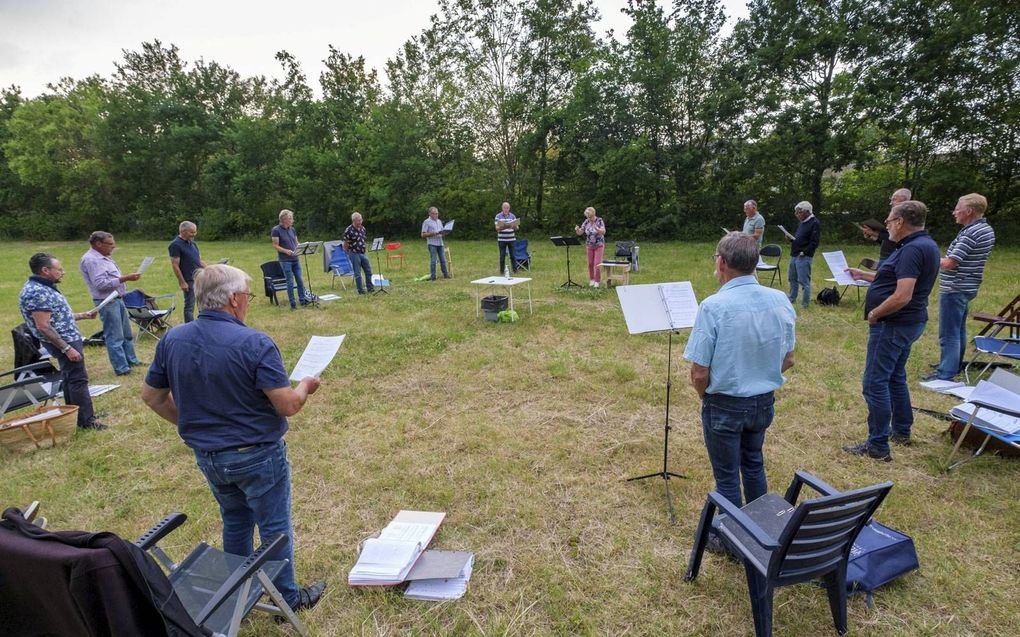 Het Zeeuwse mannenkoor Lezzom in actie. Buiten zingen voorkomt opstapeling van aerosolen, ultralichte vochtdruppeltjes die vermoedelijk een (bescheiden) rol spelen bij de verspreiding van het coronavirus. beeld Dirk-Jan Gjeltema