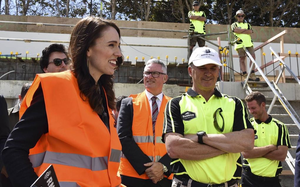De Nieuw-Zeelandse premier Jacinda Ardern (l.) geniet grote populariteit. Zaterdag kiest de bevolking een nieuw parlement. beeld EPA, Ben McKay
