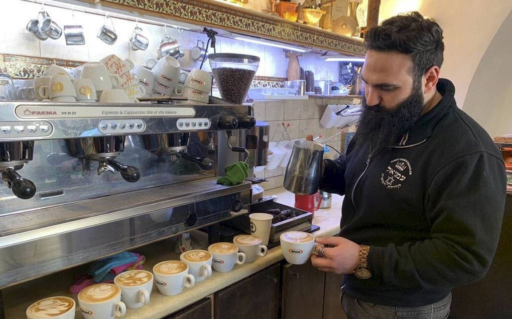 Barista Elias Mascoby in de koffiebar van Christ Church. beeld Alfred Muller