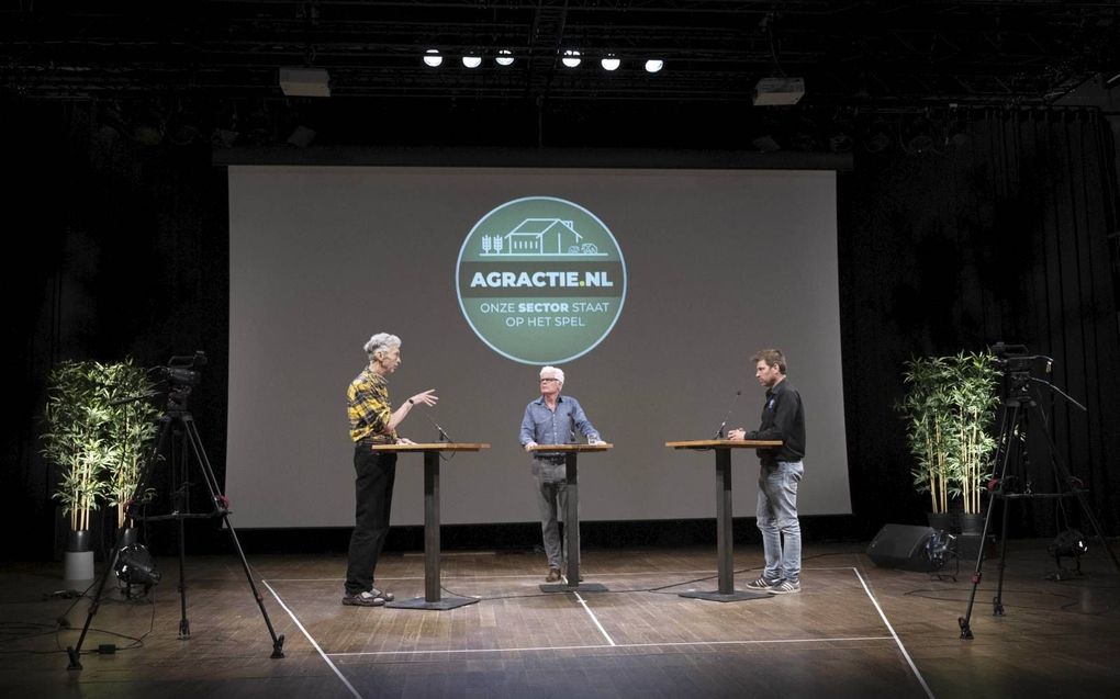 Milieuactivist Johan Vollenbroek (l.) van MOB en boerenvoorman Mark van den Oever van Farmers Defense Force (r.) debateerden vrijdag in Pakhuis De Zwijger in Amsterdam over de toekomst van de landbouw. beeld ANP, Evert Elzinga