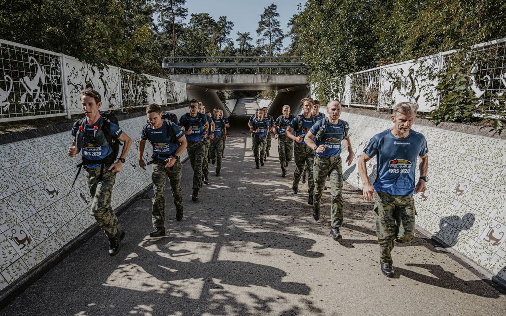 Acht mariniers doen zaterdag een aanval op het wereldrecord speedmars. Een marathon op kistjes met zware bepakking. Het huidige wereldrecord staat op naam van de Britten.  beeld Menno Tames